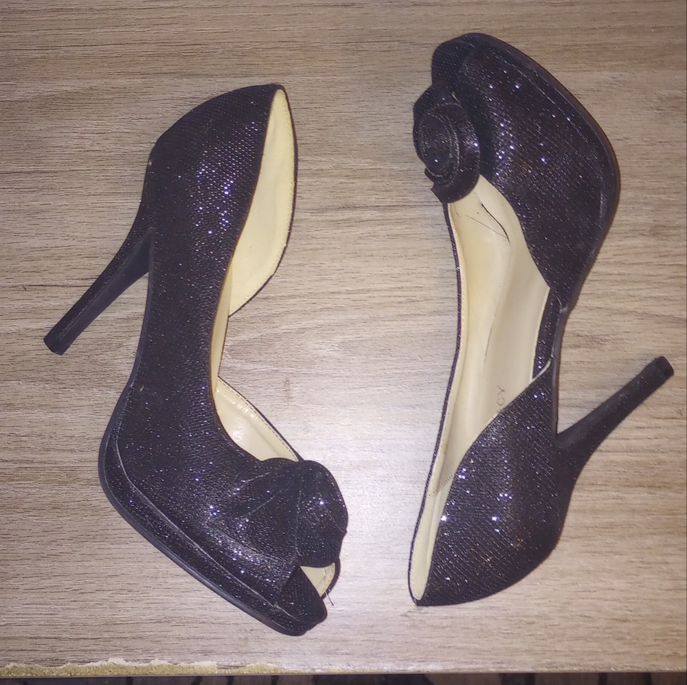 Delicacy sparkly peep toe pump